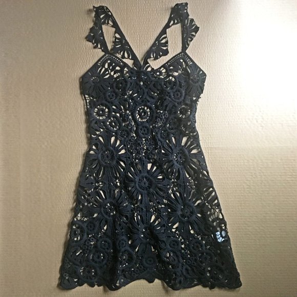 [SOLD] FLL “Riviera” crochet coverup LBD—LIKE NEW - Picture 7 of 8